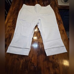 JM Collection Petite White Grommet Trim Capri Pant